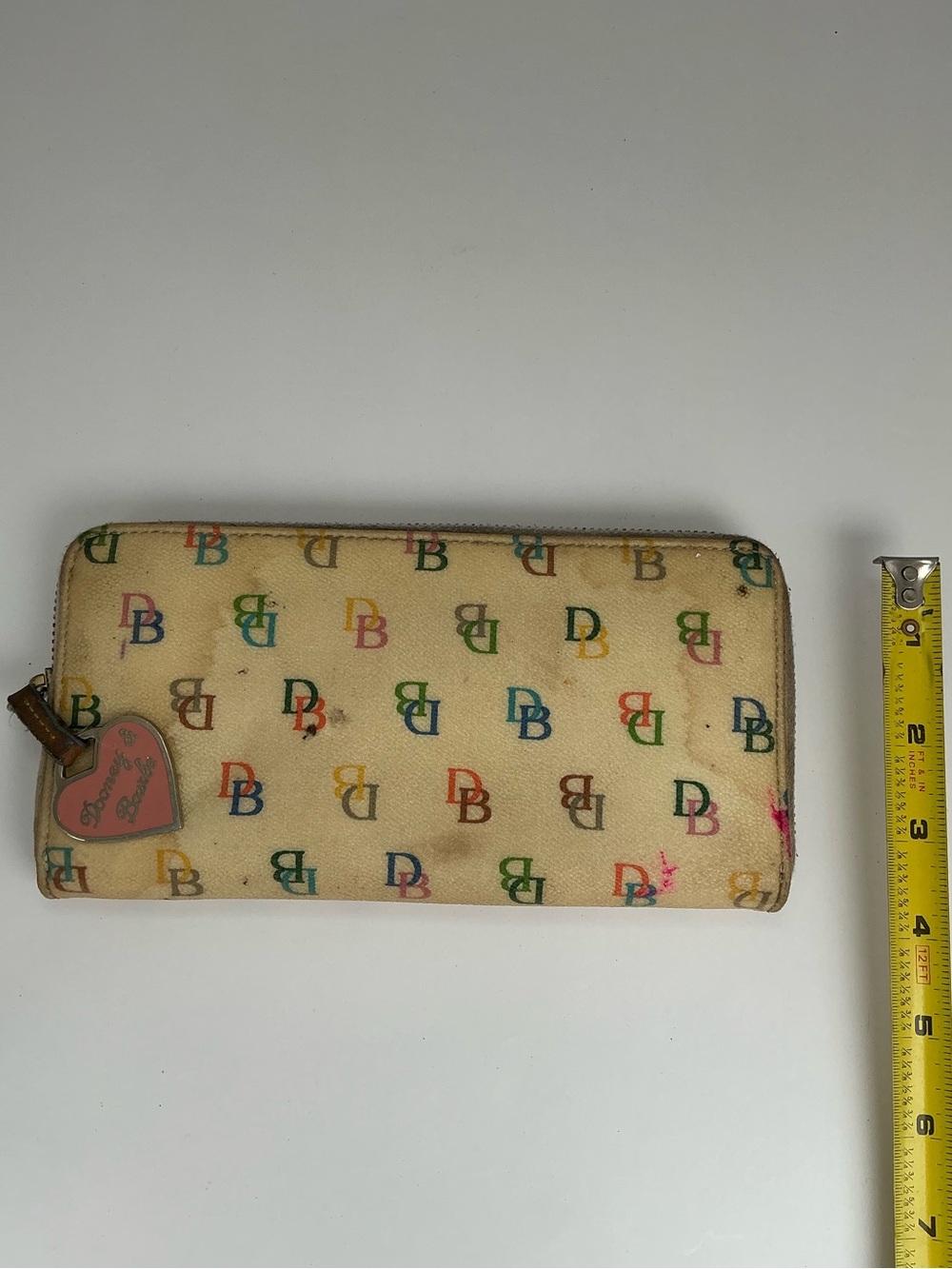 Dooney & Bourke Multicolor DB Logo Zip Around Wallet Beige Canvas Heart Charm - Picture 11 of 12